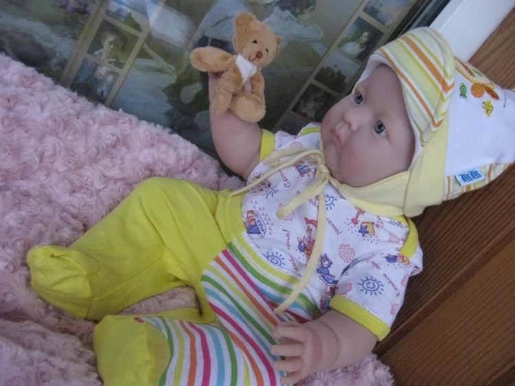 Маленькая Евочка любит наряжаться