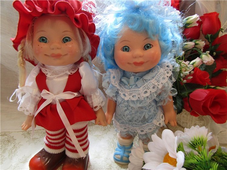 Для каждого найдётся в праздник угощение. Этот день у нас зовётся Светлым Воскресением