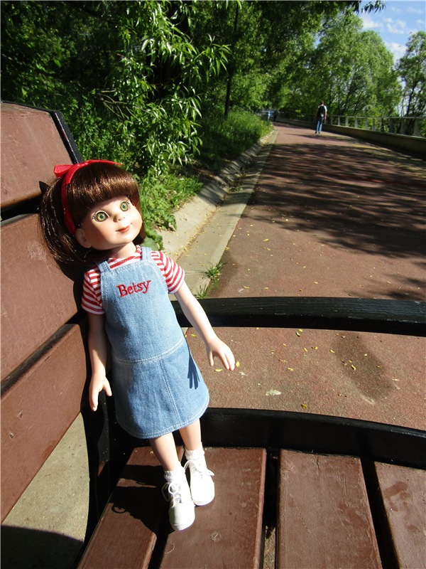 Непоседа Бетси Robert Tonner. Летний день в парке