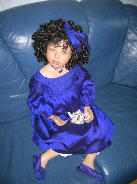 Очень синий топик или Королевский сапфир. Коллекционная фарфоровая кукла Наоми (Naomi) от Кристин Оранж