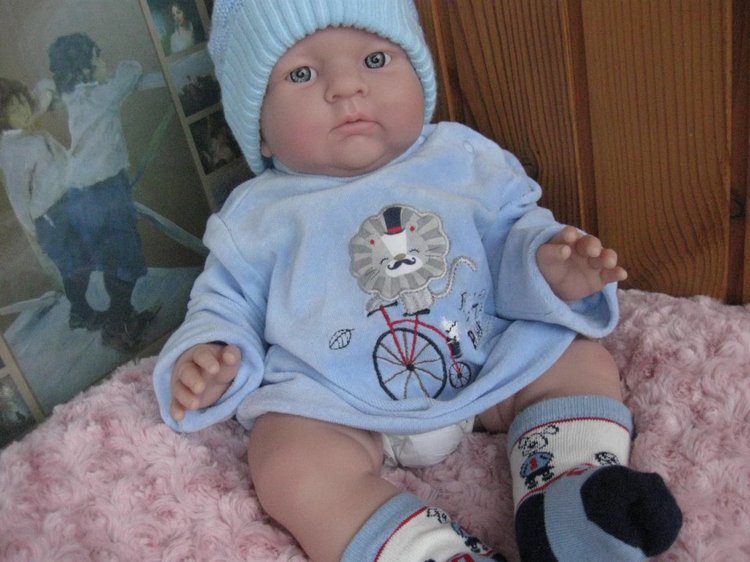 Маленькая Евочка любит наряжаться