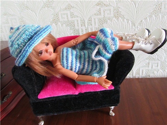 Маленькая девочка ищет своё солнышко