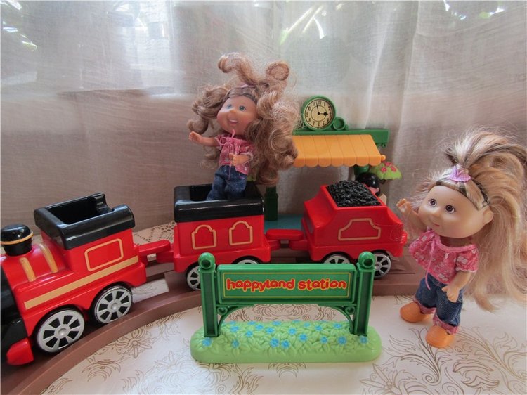 Под весёлый стук колёс мчит по рельсам паровоз. Дым пуская на лету, паровоз гудит: ту – ту (фото 4)