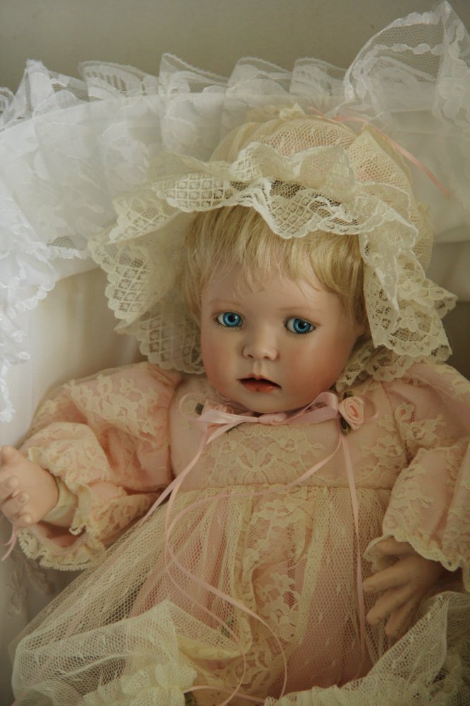 Фарфоровая кукла Беатриса (фото 2)