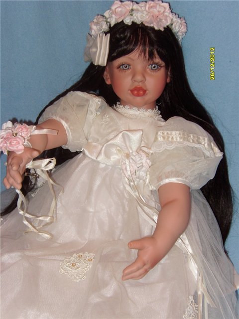 Олицетворение чистоты и невинности. Коллекционная кукла от Fayzah Spanos "Руководящие руки" (фото 6)