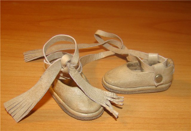 Балетки для куклы с завязками на ножке