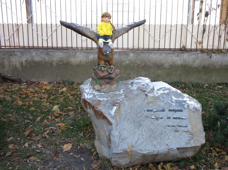 Утренняя прогулка в парке Горького с Соломоном и Анхен, или О сложностях гуляния с собакой и куклой одновременно