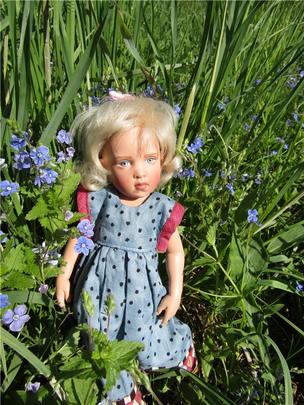 Сине-голубое настроение. Флора Helen Kish среди цветов в парке