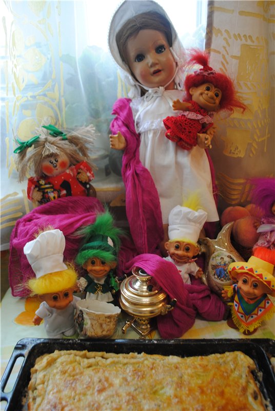 Сделать нужно нам пирог, Чтоб отведать каждый мог. Граммов сто возьмем улыбок, И совсем чуть-чуть ошибок