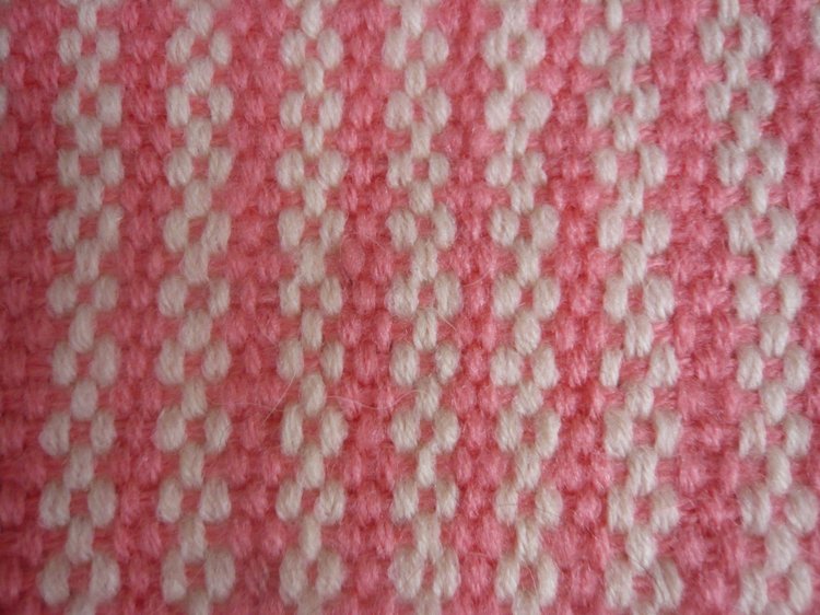 Плетеные и вязанные коврики для кукол (фото 4)