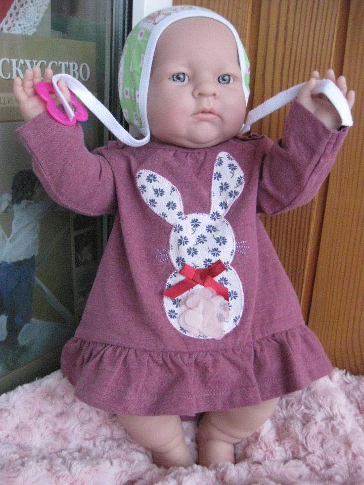 Маленькая Евочка любит наряжаться