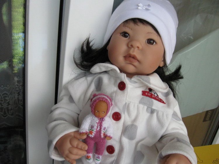 Азиаточка Миддлетончик и её любимые игрушки