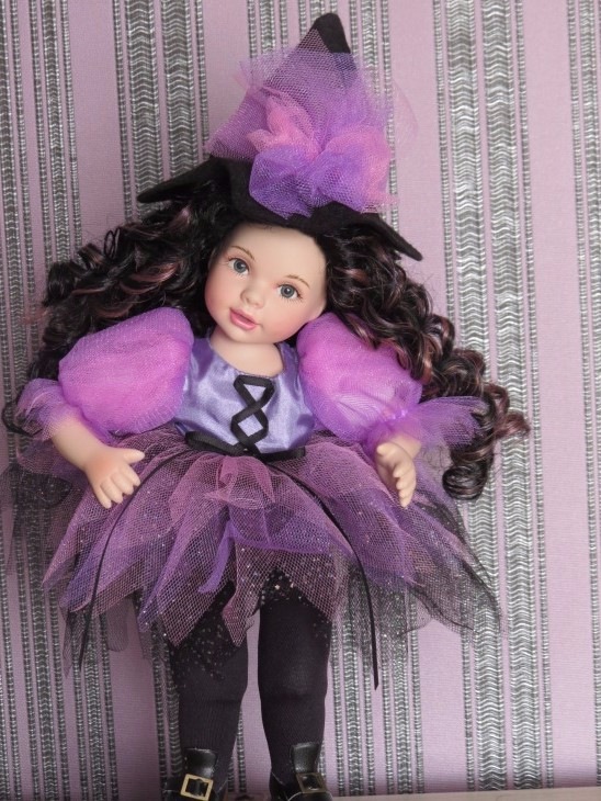 Неожиданно для меня, прилетела ко мне чудная фарфоровая ведьмочка