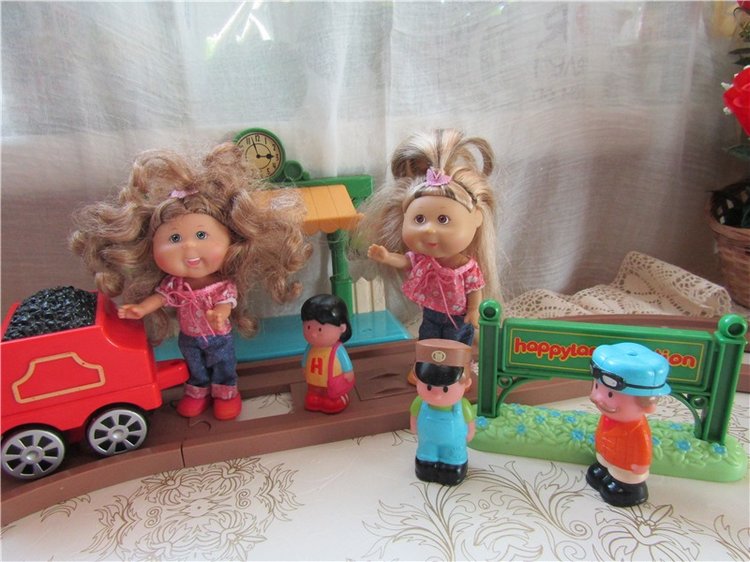 Под весёлый стук колёс мчит по рельсам паровоз. Дым пуская на лету, паровоз гудит: ту – ту