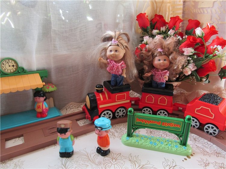 Под весёлый стук колёс мчит по рельсам паровоз. Дым пуская на лету, паровоз гудит: ту – ту (фото 8)