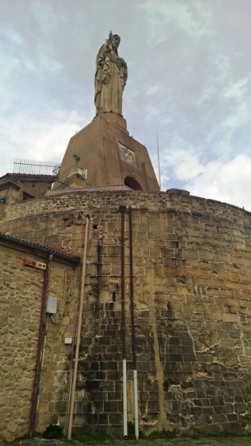 Пегий пёс, бегущий краем моря