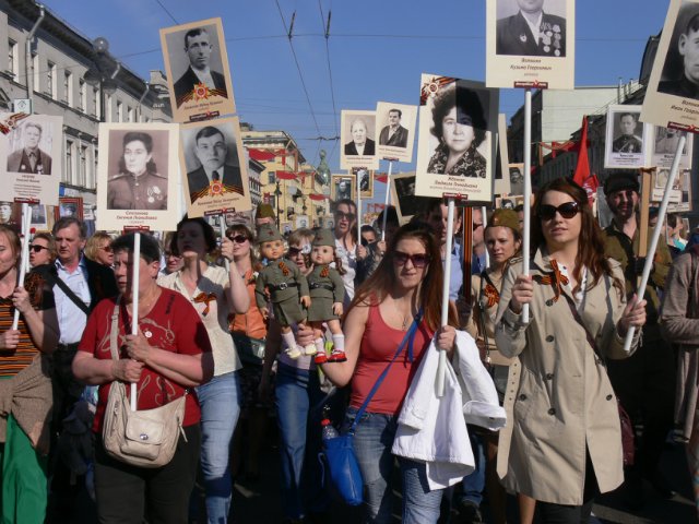 Праздник Победы и шествие Бессмертного полка в Санкт Петербурге с девчонками Gotz