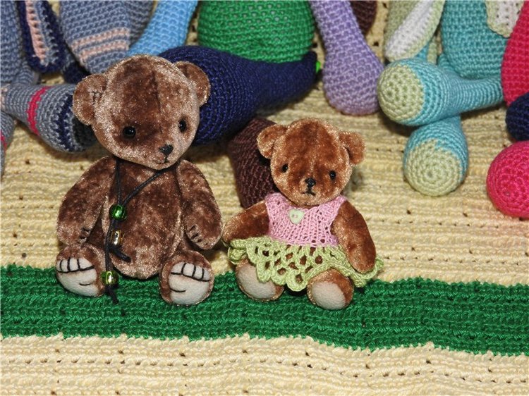 Знакомство моего нового зайчика с братьями и сестрами и с мишками Натальи Сильвестровой. Авторские игрушки своими руками