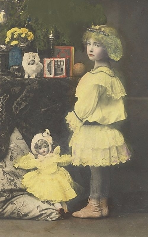Старый фотоальбом. Девочки и куклы - продолжение