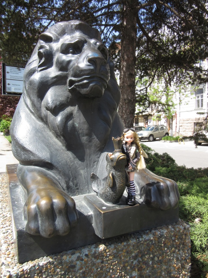 Первое мая. Сложно быть бунтарем, когда ты - милая девочка