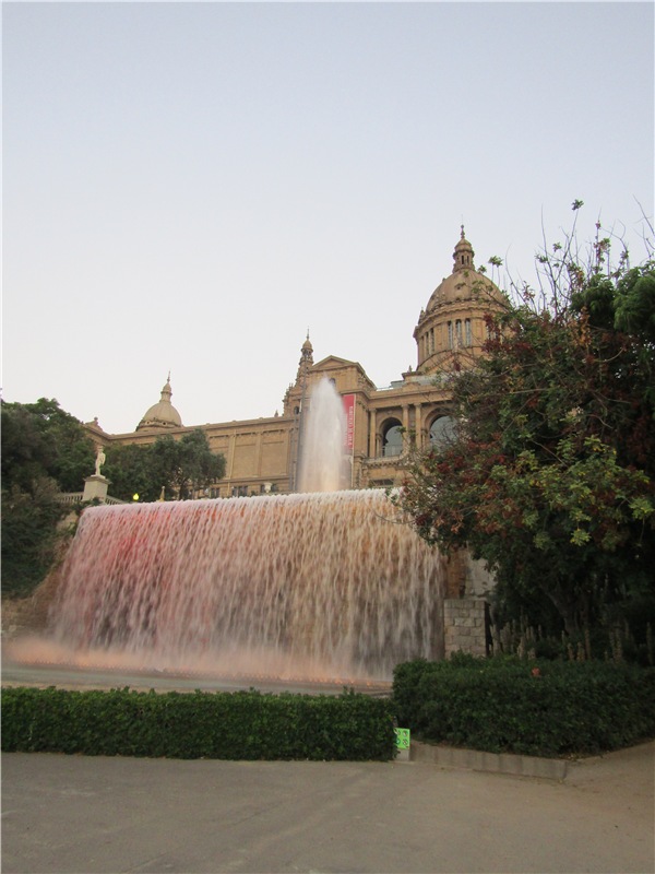 Магический фонтан Монжуика — поющая достопримечательность Барселоны