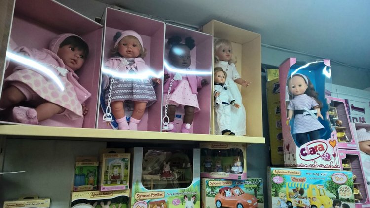 Не смотрите кукле в глаза, а то вам захочется ее купить