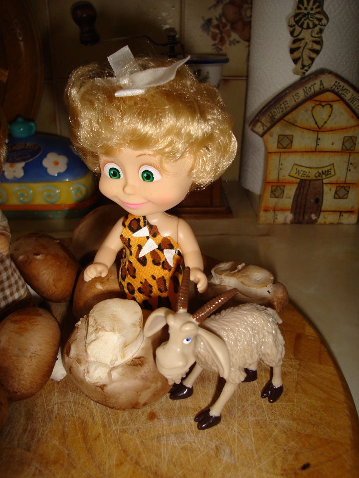 Одну Машку беру,на вторую смотрю,третью замечаю,а четвертая мерещется