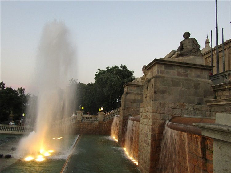 Магический фонтан Монжуика — поющая достопримечательность Барселоны