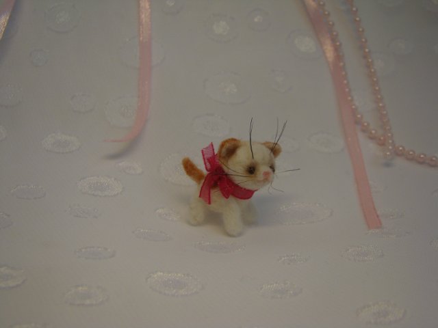 Очень маленький Котейка. Авторская игрушка валянием из шерсти Ольги Чернухо (фото 2)