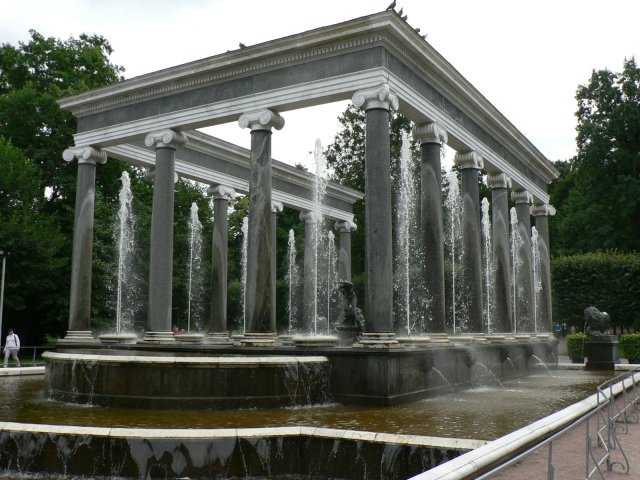 Тучи брызг моря.... Петергоф