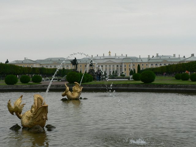 Тучи брызг моря.... Петергоф