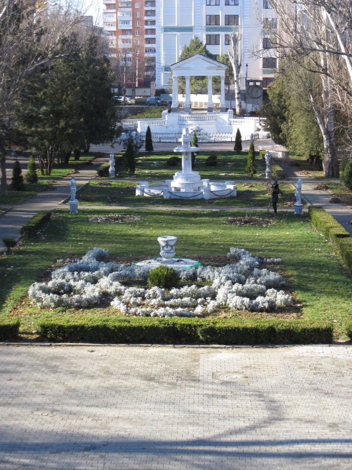 Утренняя прогулка в парке Горького с Соломоном и Анхен, или О сложностях гуляния с собакой и куклой одновременно