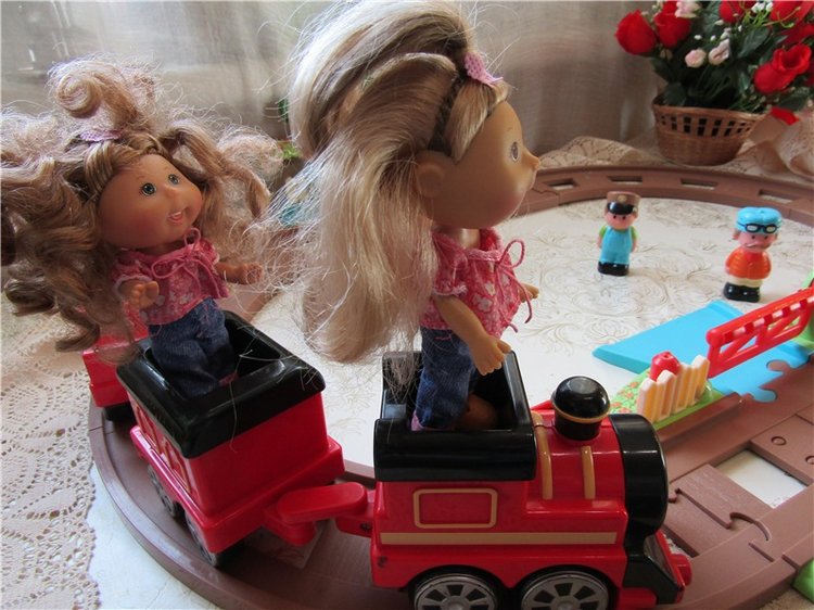 Под весёлый стук колёс мчит по рельсам паровоз. Дым пуская на лету, паровоз гудит: ту – ту (фото 5)