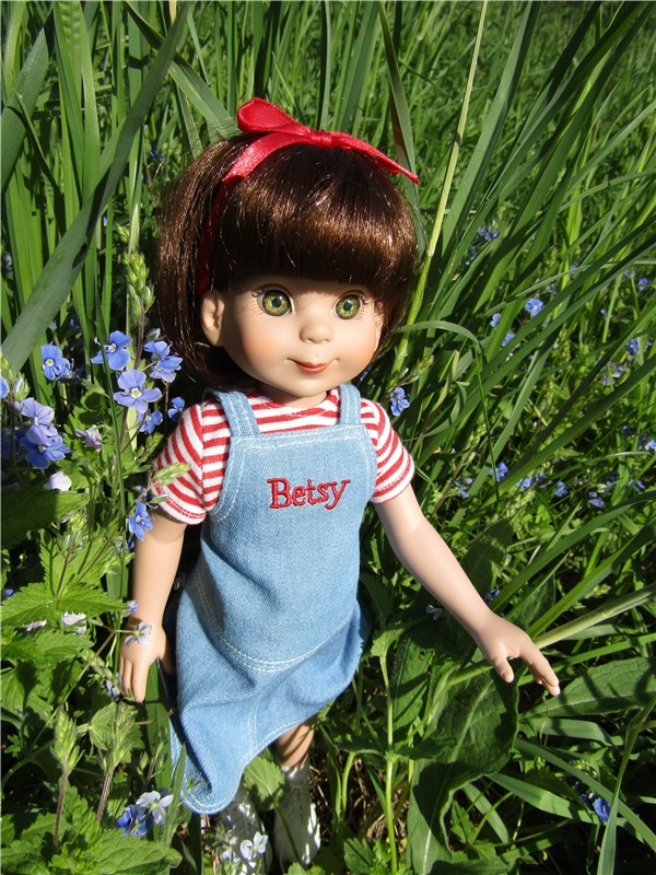 Бетси Robert Tonner. С красным бантом по зеленому лугу