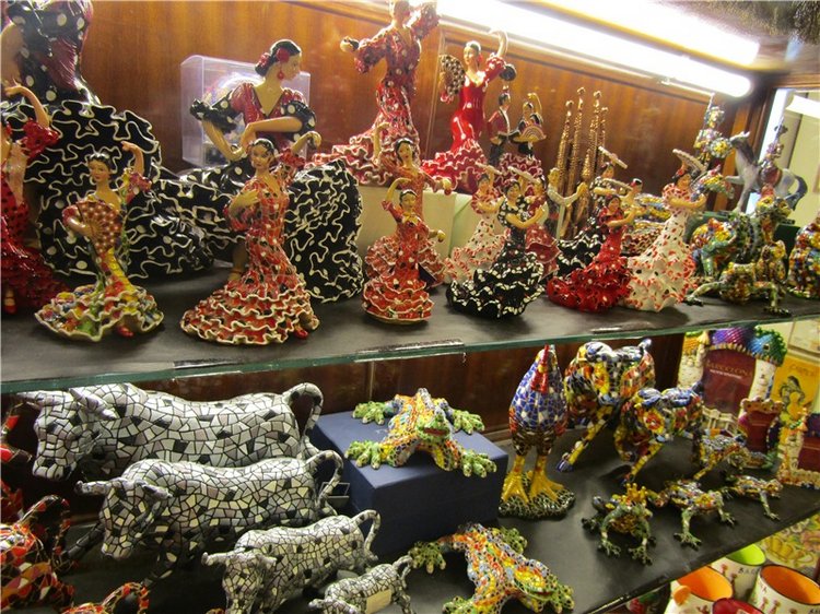 Капустка в посудной лавке с видом на Барселону