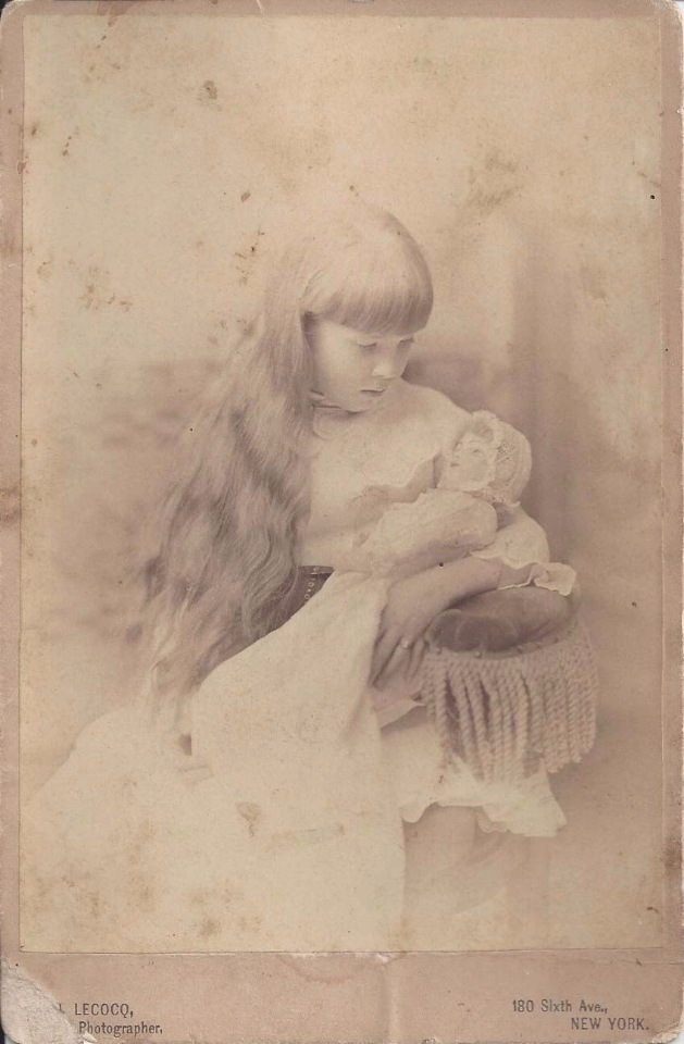 Cтаринные фотографии девочек с куклами