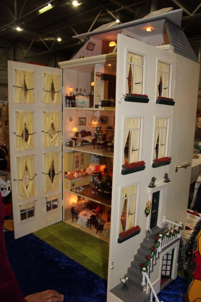 Все на выставку! Кукольные домики и миниатюра