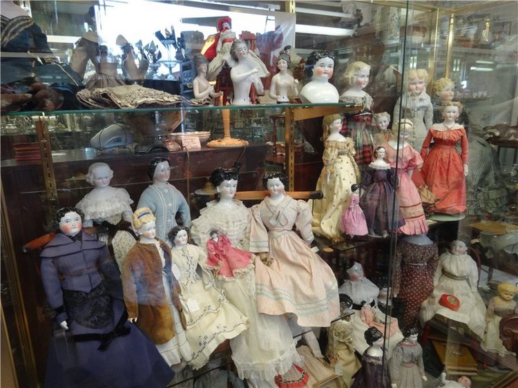 Я в своей жизни никогда не видела столько антикварных кукол. Фото