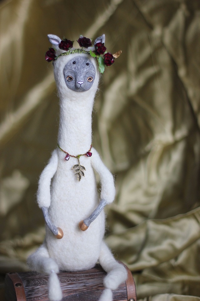 Лама в розовом венке — Авторские куклы из шерсти (валяние): сухое