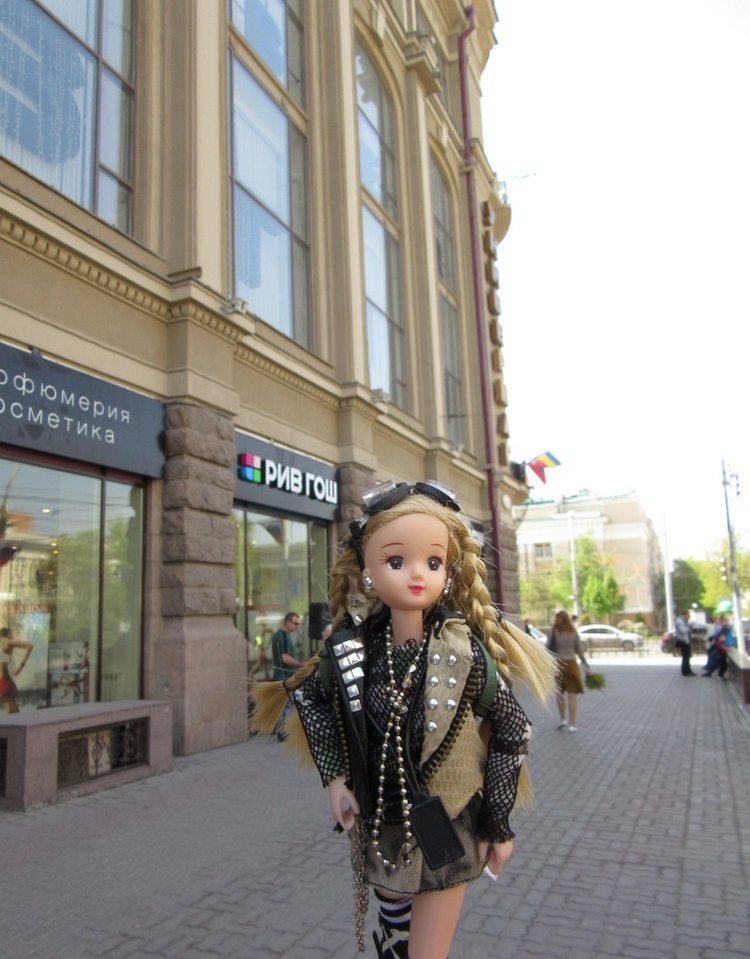 Первое мая. Сложно быть бунтарем, когда ты - милая девочка