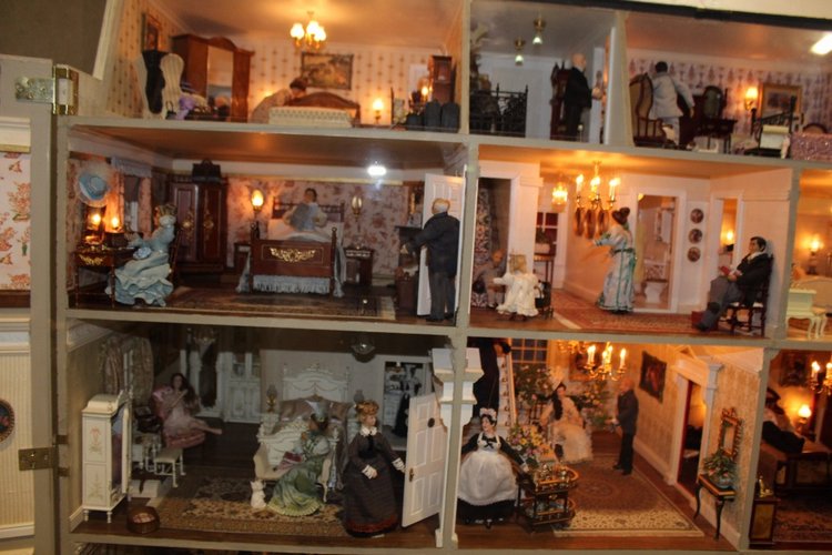Все на выставку! Кукольные домики и миниатюра