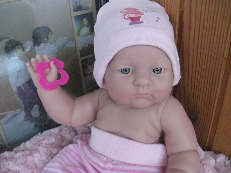 Маленькая Евочка любит наряжаться