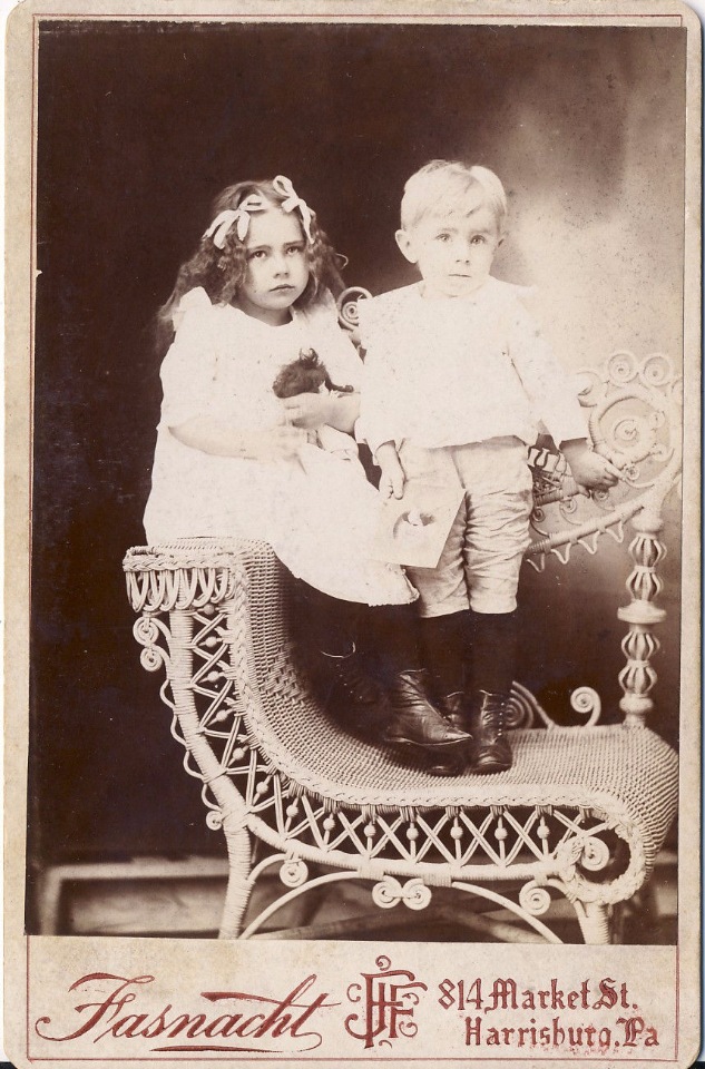 Cтаринные фотографии девочек с куклами