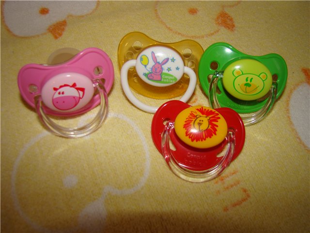 Соски-пустышки и малышки, которые их сосут (фото 4)