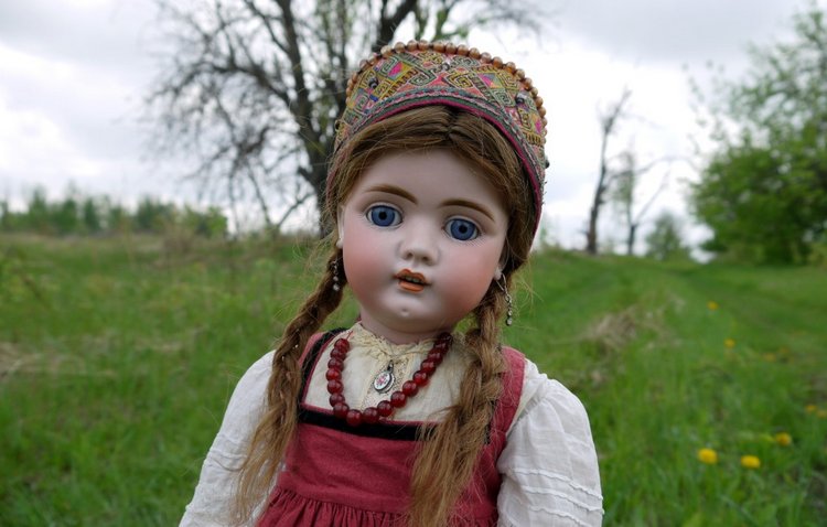 Старый сад и старая антикварная кукла (фото 3)