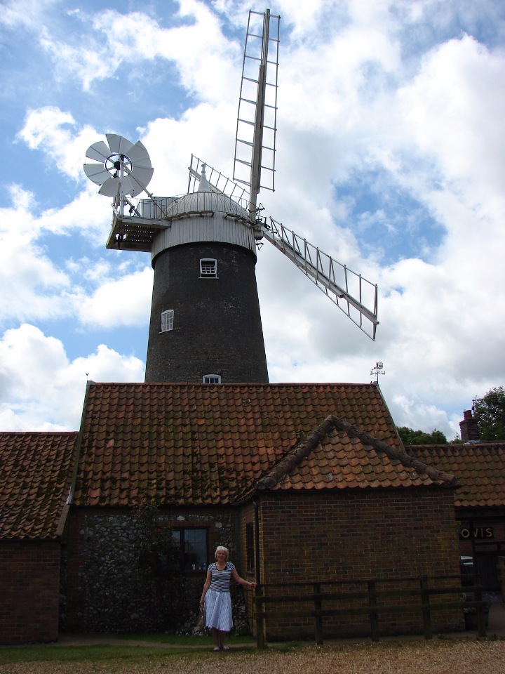 Как Пенни и Машка мельницу осматривали