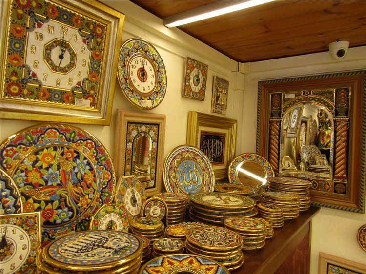 Капустка в посудной лавке с видом на Барселону