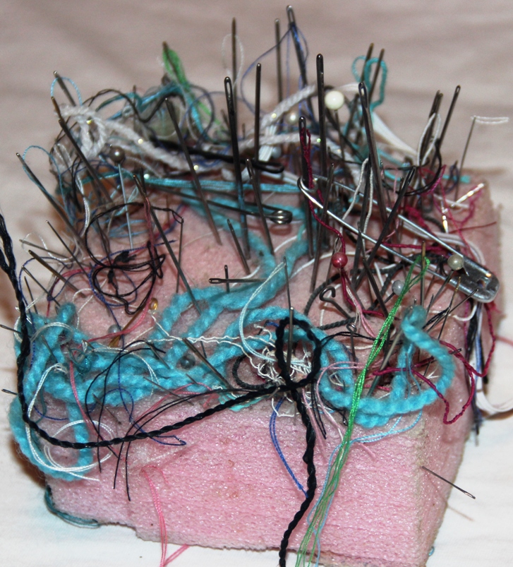 В подарок всем мастерицам сайта – идейка! Удобная, практичная, безопасная игольница – мастерим быстро. МК (фото 6)