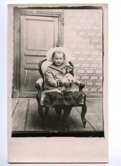 Cтаринные фотографии девочек с куклами