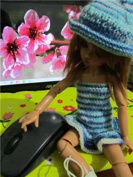 Маленькая девочка ищет своё солнышко (фото 4)